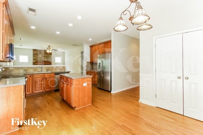 Photo - 4015 Shadetree Dr