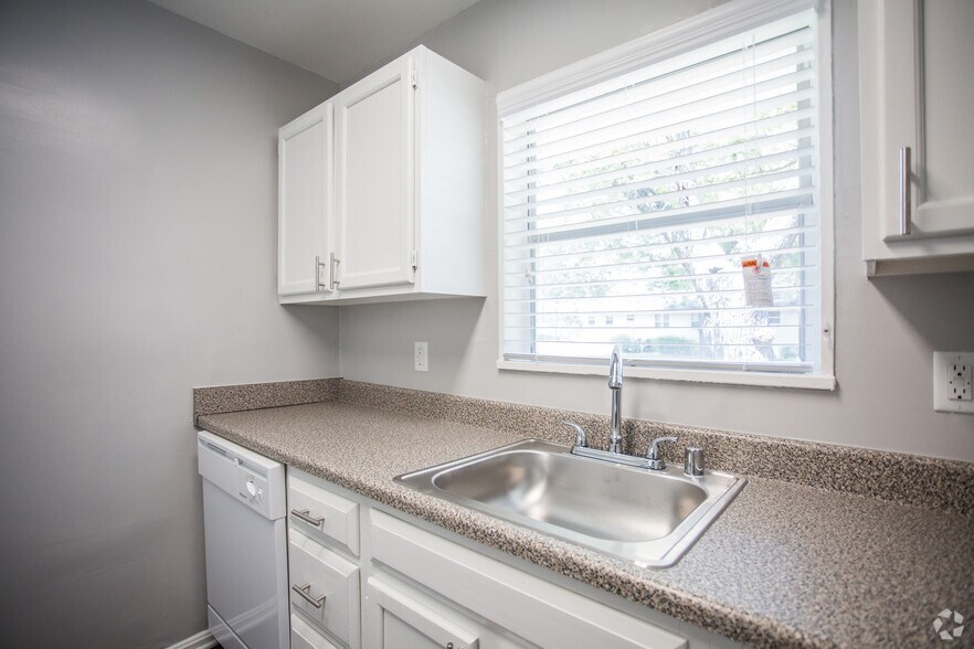 The Melrose Apartments For Rent in Triangle, VA