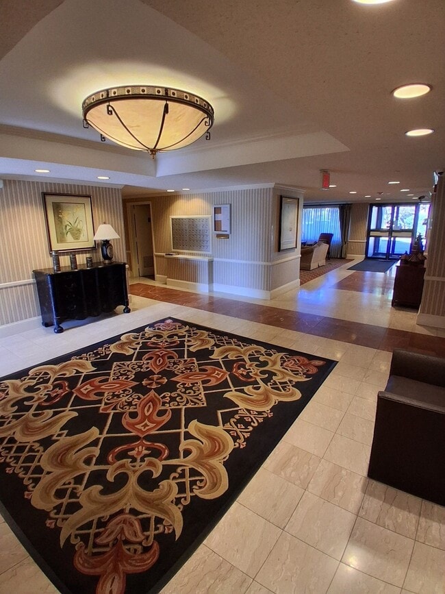 1004 Paradise Rd Unit 2M