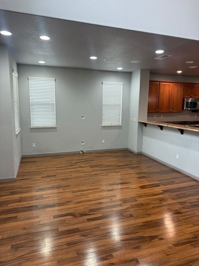 Beautiful 3 Bedrooms 2.5 Bath
