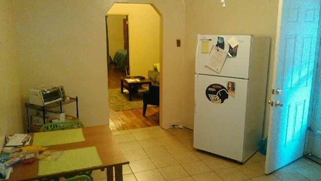 Kitchen looking into livingroom - 134 S 25th St Unidad 1st floor