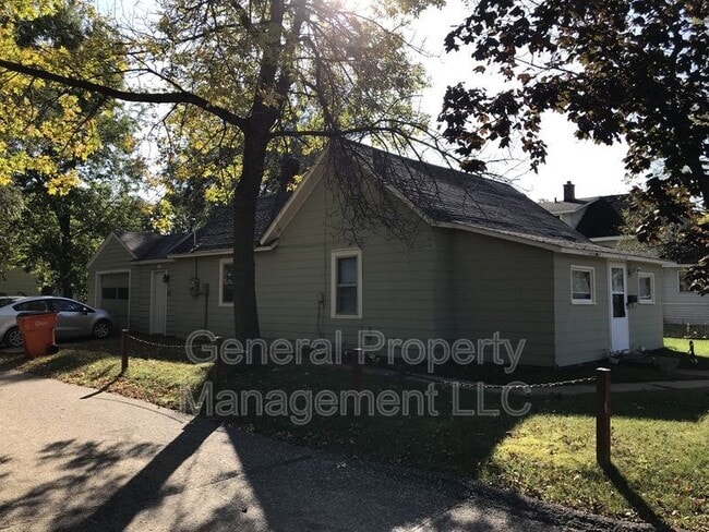 Building Photo - Great 4 Bed 1 Bath close to UWEC! Rental