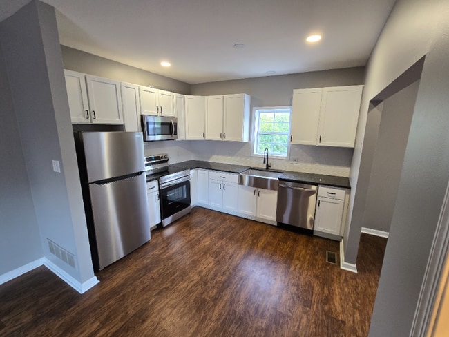 Building Photo - 26 E 8th St Rental