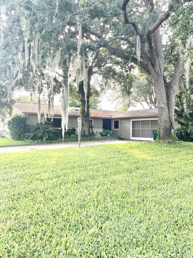 Building Photo - 3025 Briarwood Ln