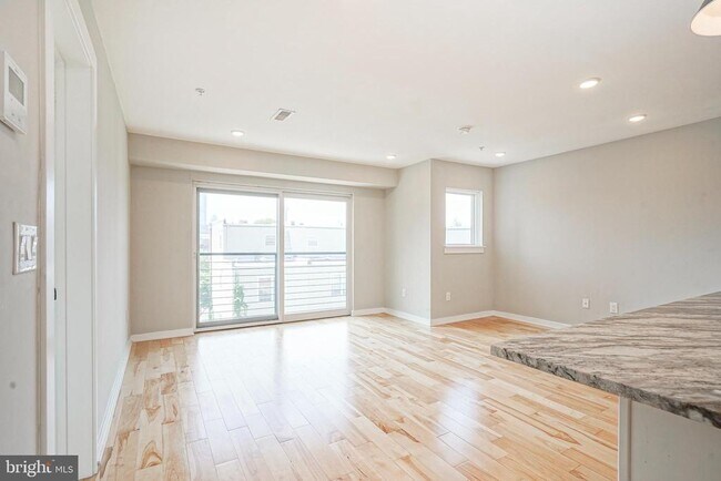 Building Photo - 1710 Cambridge St Unit 6 Rental