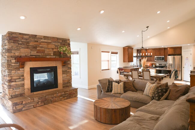 Building Photo - 284 S 550 E