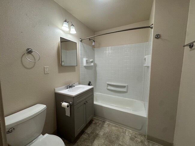 Photo - 32 W 7th St Unit B