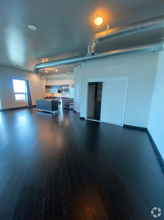 Building Photo - Unfurnished Downtown Hi-Rise Loft near the...