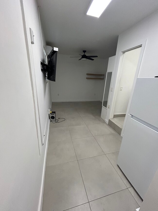 Photo - 570 SW 45th Ave Unidad Studio