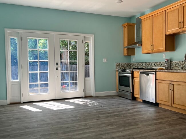 Building Photo - 5746 Robinhood Dr Unit 1