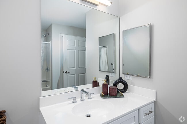 1BR, 1BA - 730SF - Bathroom