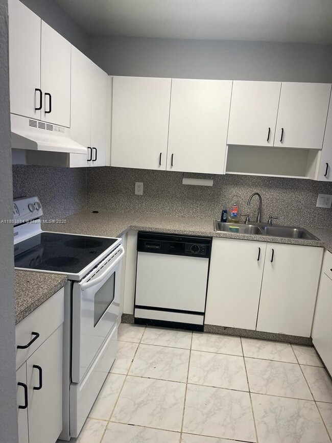 Building Photo - 1900 W 68th St Unit F307 Rental