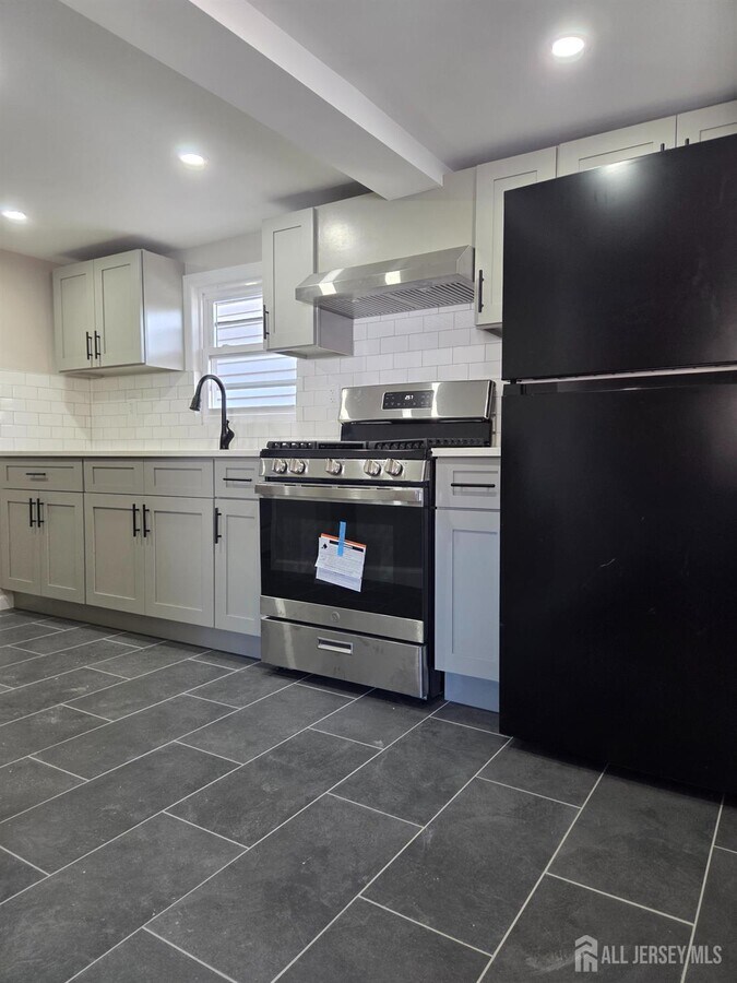 Photo - 649 State St