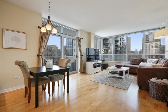 Photo - 330 W Grand Ave Unidad 1706