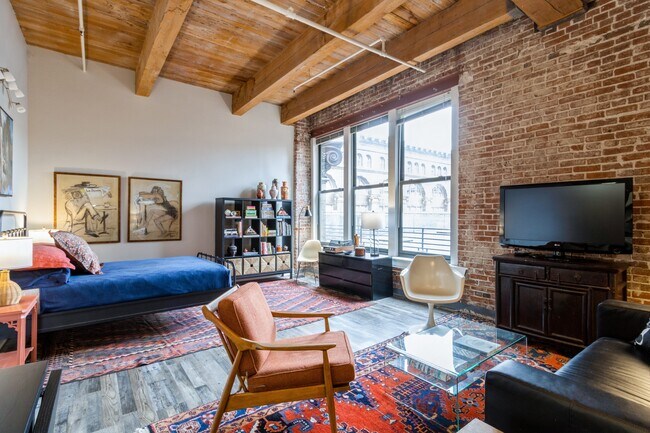 308 W 8th St
