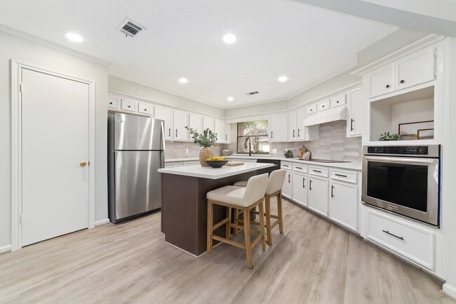 Building Photo - 154 Old Bridge Lake St