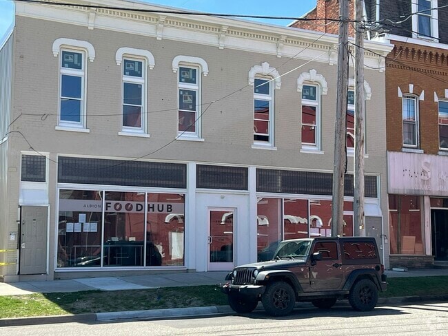 Building Photo - 110 E Erie St Unit 1 Rental