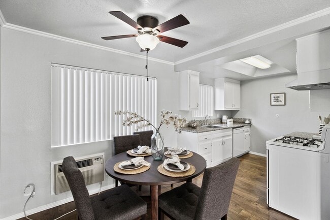 Photo - Villa Marseilles Apartments