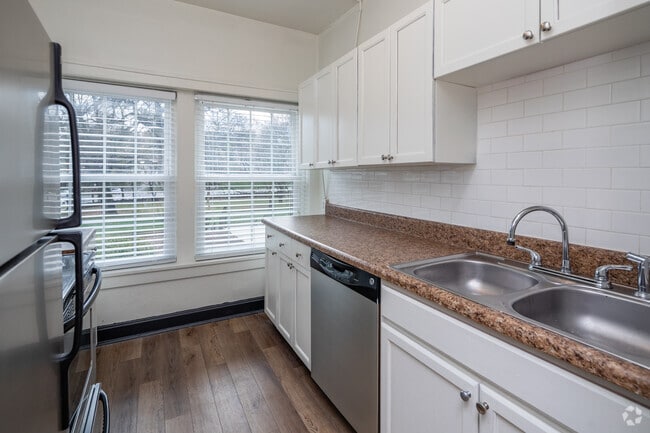 1BR, 1BA - 900SF - Kitchen