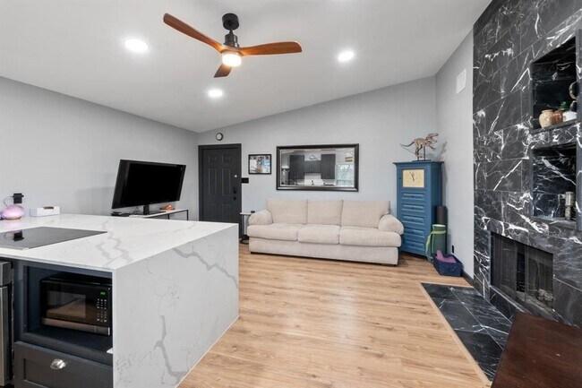 Building Photo - 203 E 31st St Unit 305