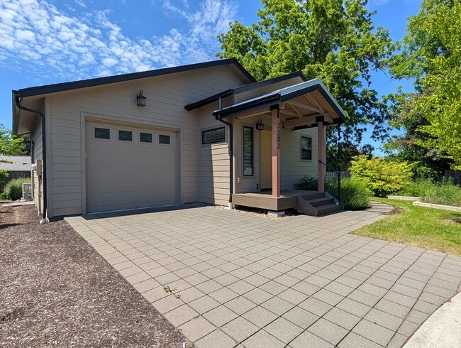 Building Photo - Gorgeous 2-Bedroom, 2-Bath Home In Eugene!
