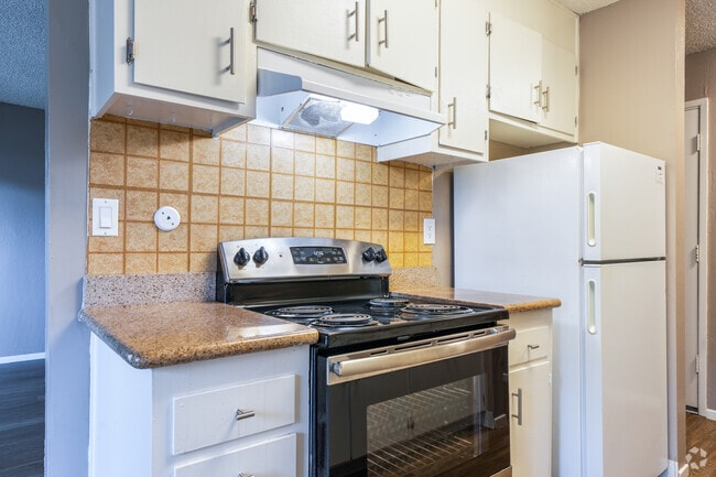 1BR, 1BA - 700SF - Kitchen