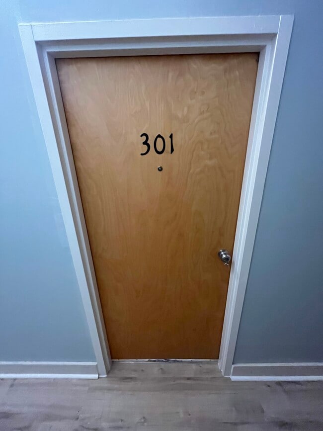 Photo - 111 W Main St Unidad 301