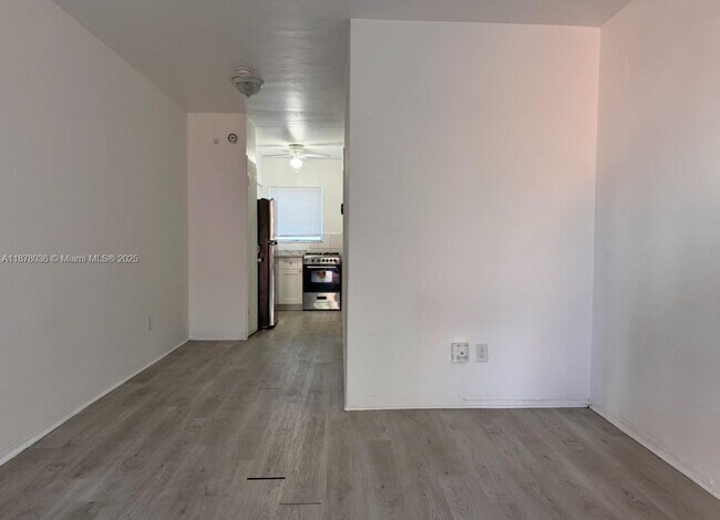 Photo - 7717 Byron Ave Apartamento Unidad 9