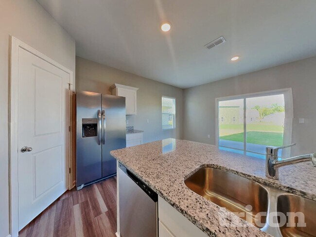 Photo - 152 Gladstone Loop