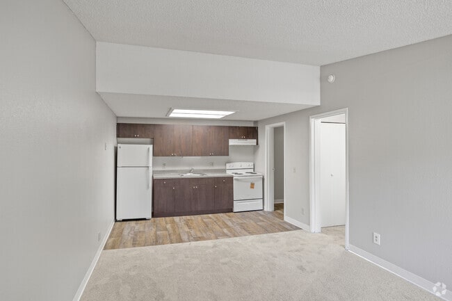 1BR, 1BA - 576SF - Kitchen/Living Room