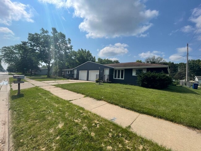 Photo - CENTRAL AIR! 2 Bed 1 Bath Ranch Duplex
