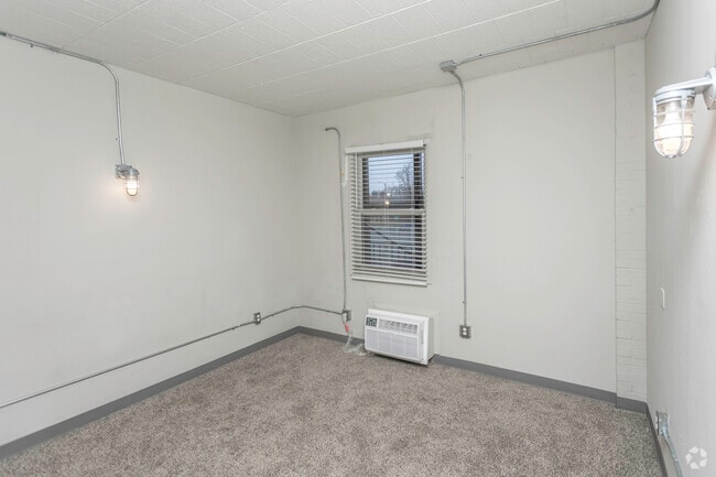 1BR, 1BA - 425 SF