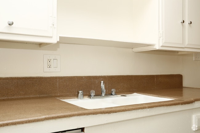 KITCHEN - Towne Square Apartments