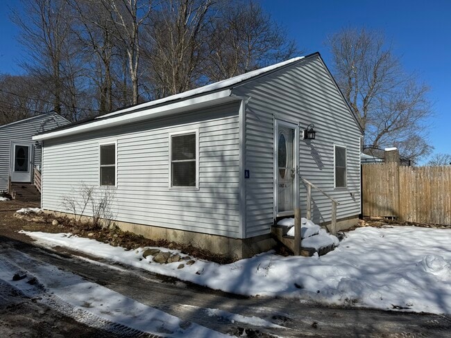 Single 2 bedroom / 1 bath cottage with direct lakefront access