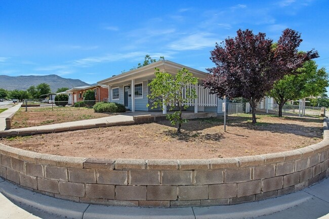 Photo - 3 Bedroom 2 Bath Conveniently Located House!