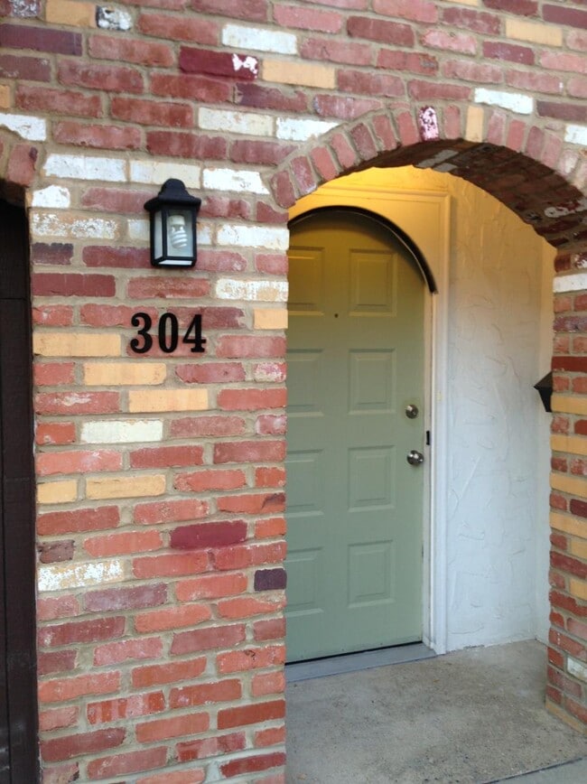 Building Photo - 304 Woodbridge Dr