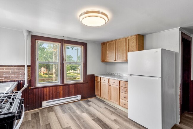 Building Photo - 1100 N Van Buren St Unit 3 - Upper Rental