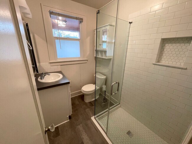 Photo - Charming 1 Bedroom with Hardwood Floors, Close-In Location Unidad 1350