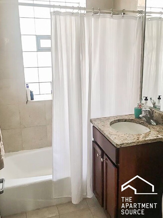 Photo - 4865 N Hermitage Ave Unit 3W