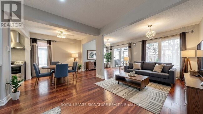Photo - 74 Deanscroft Square
