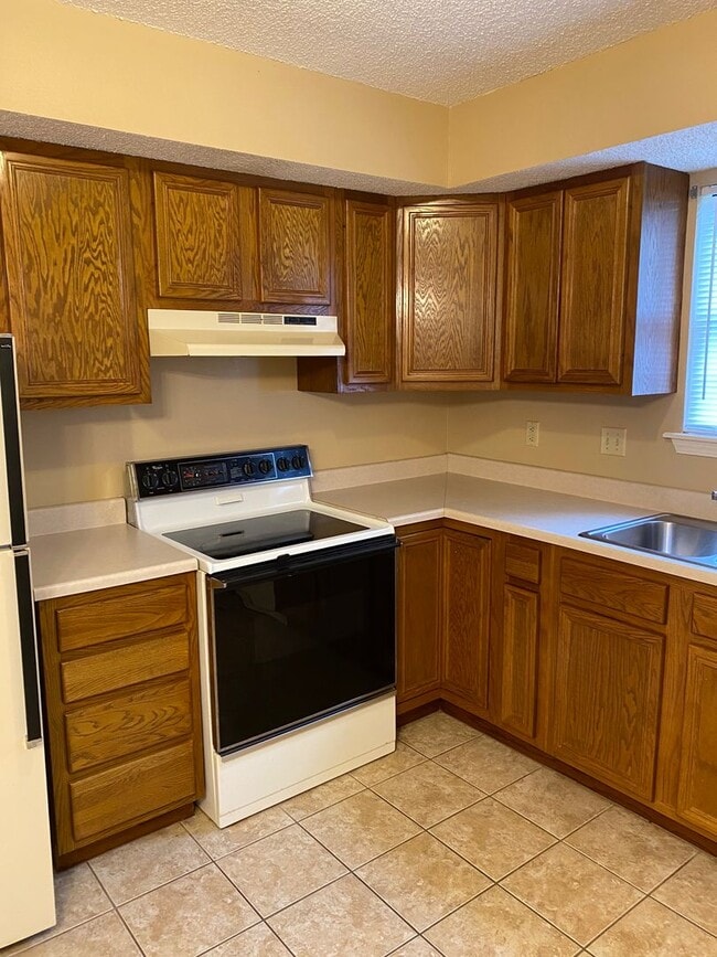 Building Photo - 3323 N Detroit Ave Unit 3323-1