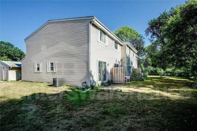 Building Photo - 2 Bed 1.5 Bath End Unit Townhome