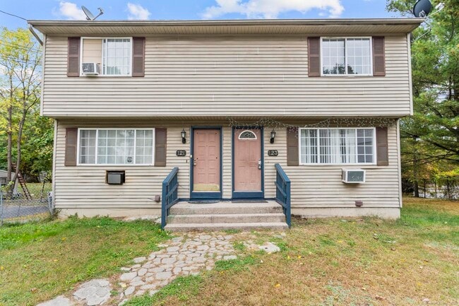 Building Photo - 123 Sumac St