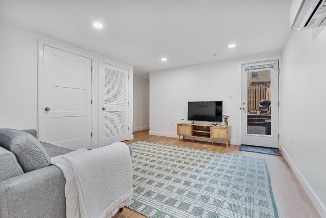 Photo - 25 Seaton Pl NE