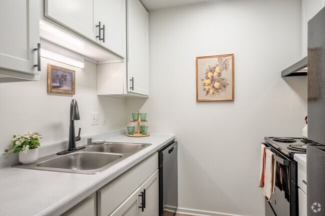 2BR, 1BA - 840SF - Kitchen