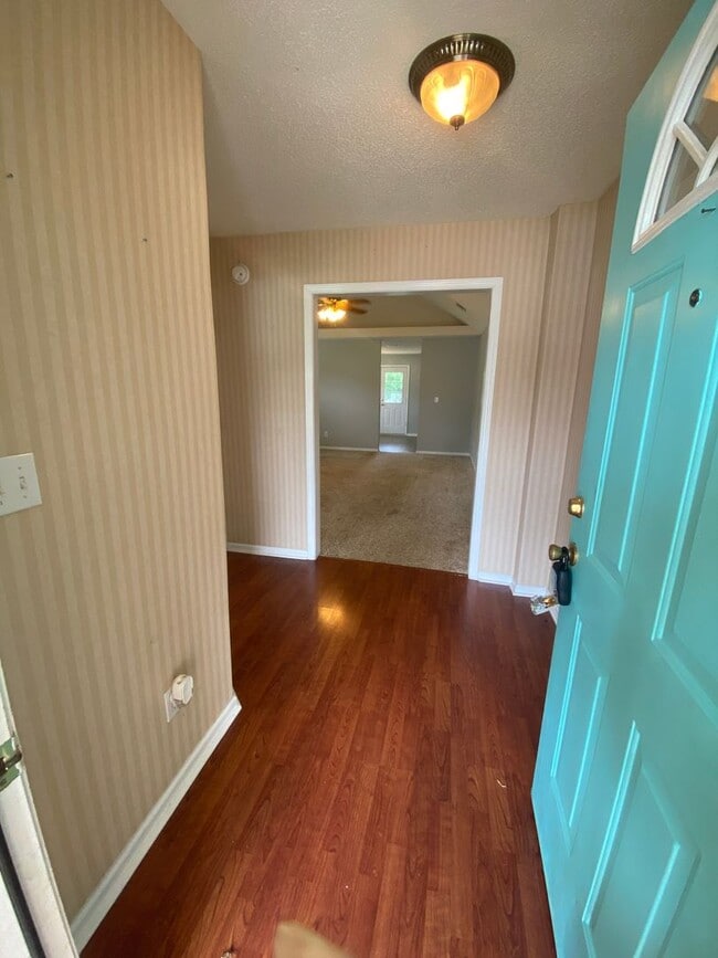 Photo - 306 Strawbridge Ln