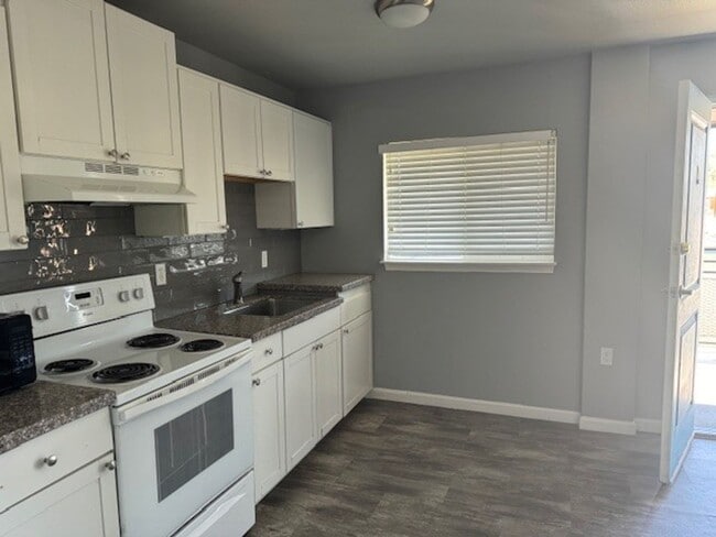 Photo - <b> One Bedroom Upstairs Apartment Close to Renown & VA Hospital<br><br> Unidad D