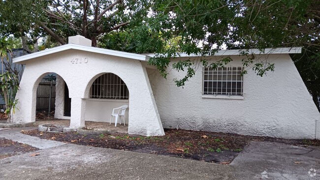 Building Photo - 2/1 Single family home with fenced in yard