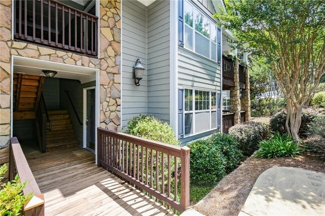 Photo - 1002 Madison Ln S E