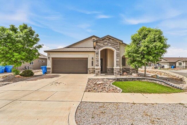 Building Photo - BEAUTIFUL FAR EAST HOME RIGHT OFF I-10, PET FRIENDLY WITH NO BREED RESTRICTIONS